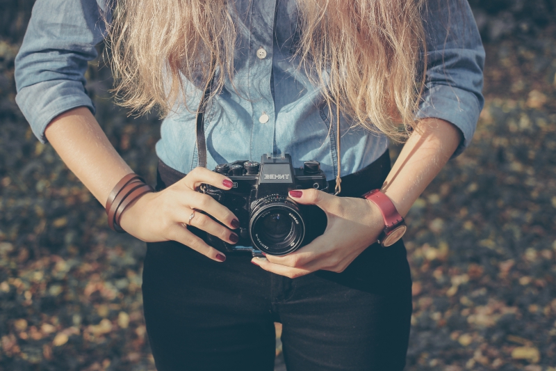 photographe-THEOULE SUR MER-min_hand-person-girl-woman-camera-photography-614-pxhere.com