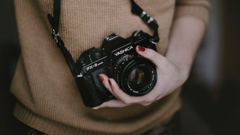 photographe-THEOULE SUR MER-min_woman-camera-photography-photographer-slr-dslr-319-pxhere.com